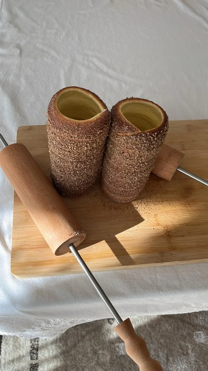 Gâteaux à la broche fraîchement caramélisés, roulés aux noix