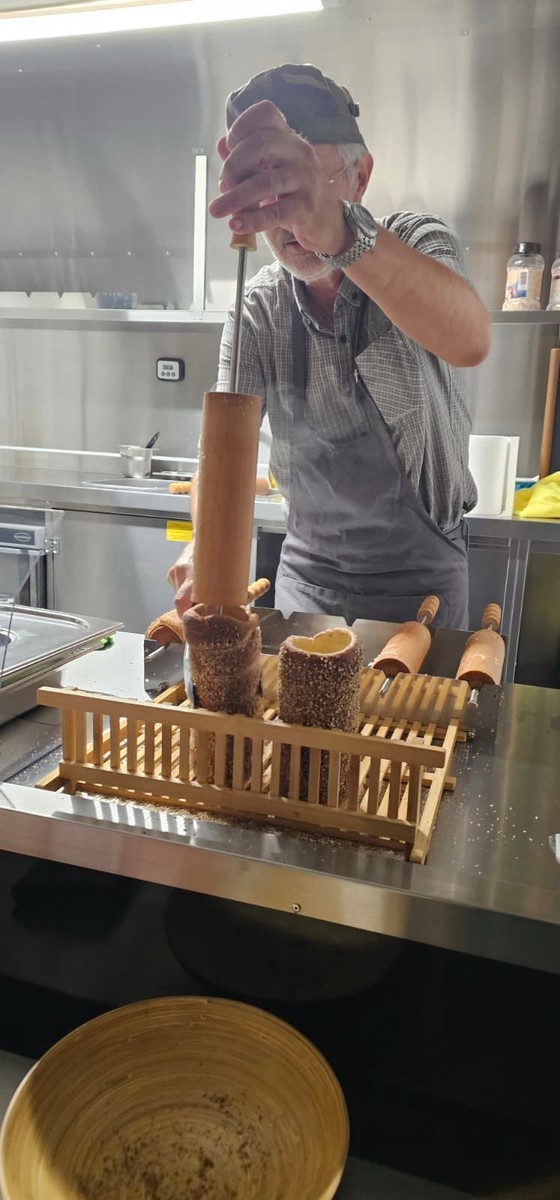 Le gâteau retiré de la broche, encore fumant, dans la remorque, photo réelle